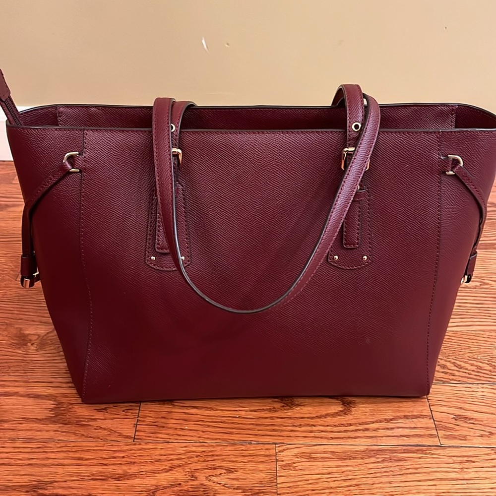 Michael Kors Leather Tote and Wallet. Beautiful condition!! ⭐️⭐️⭐️